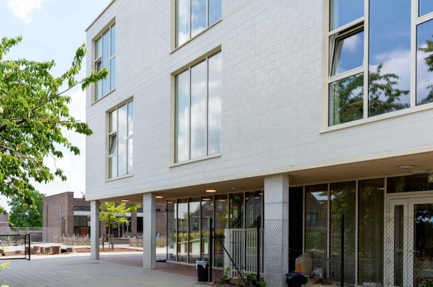 Une façade qui capte la lumière : l’éclat de StoBrick à l’école communale GBS Sterk